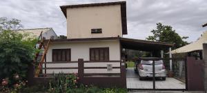 Casa na reserva natural do surf com trilha para praia e terreno compartilhado