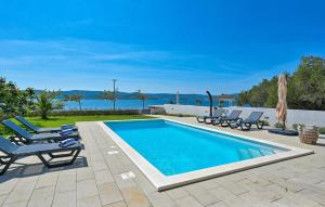 4 Bedroom Stunning Home In Turanj 