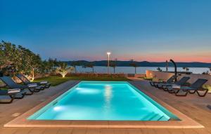 4 Bedroom Stunning Home In Turanj