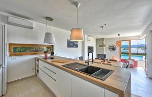 4 Bedroom Stunning Home In Turanj 