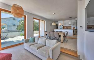 4 Bedroom Stunning Home In Turanj 