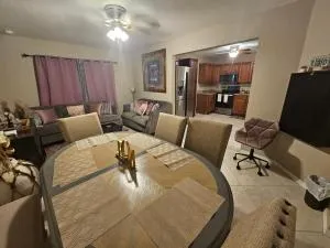 Cozy & Spacious 2 Bedroom Haven - - Non Smoking - La Belle