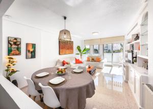 New Charming Apartment by the beach with swimming pool, parking & tennis court