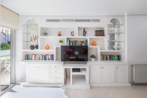 New Charming Apartment by the beach with swimming pool, parking & tennis court