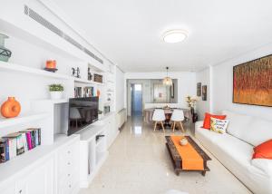 New Charming Apartment by the beach with swimming pool, parking & tennis court