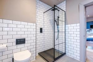 Elegant 1-Bedroom Studio with Luxury Finishes