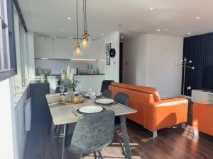 Balcony 60 Inch TV Penthouse City Centre with views