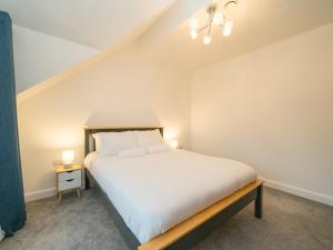 Modern 4-Bed Home Spacious & Comfortable - Pass the Keys