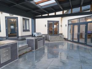 Modern 4-Bed Home Spacious & Comfortable - Pass the Keys