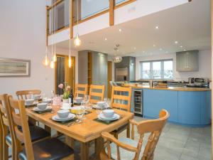 Modern 4-Bed Home Spacious & Comfortable - Pass the Keys