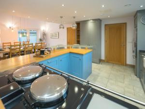 Modern 4-Bed Home Spacious & Comfortable - Pass the Keys