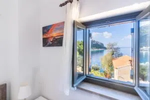 Vina's Stone House - Neon Oitilon