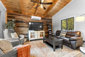 Blue Haven - Wooded, pet friendly home w/ trailer parking, AC, and deck - 3hvězdičkové hotely ve městě Donnelly