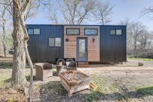 Hiking and Creek Manor Tiny Home in Forest Retreat - Elgin