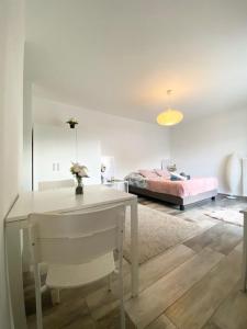 Appartements Studio Clara - proche gare et aeroport, balcon : photos des chambres