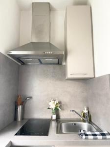 Appartements Studio Clara - proche gare et aeroport, balcon : photos des chambres