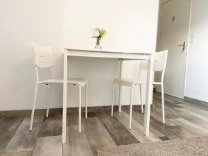 Appartements Studio Clara - proche gare et aeroport, balcon : photos des chambres