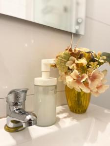 Appartements Studio Clara - proche gare et aeroport, balcon : photos des chambres