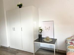 Appartements Studio Clara - proche gare et aeroport, balcon : photos des chambres