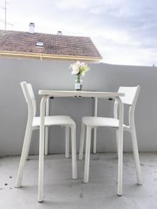 Appartements Studio Clara - proche gare et aeroport, balcon : photos des chambres