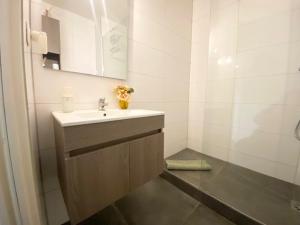 Appartements Studio Clara - proche gare et aeroport, balcon : photos des chambres