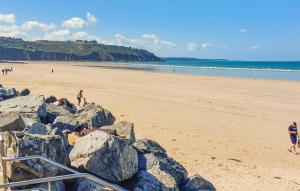 Maisons de vacances Cozy Home In Bourbriac : photos des chambres