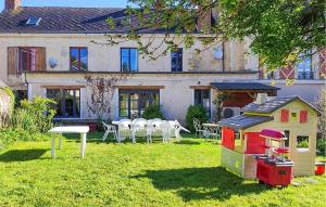 Maisons de vacances 8 Bedroom Gorgeous Home In Courdemanche : photos des chambres