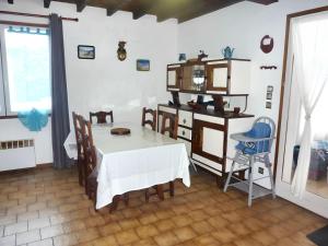 Maisons de vacances Maison de charme a Fontrabiouse avec vue sur la montagne : photos des chambres