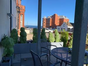 Retro Retreat, Sea View, Free Parking & EV Plug-in