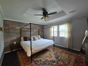 Pet Paradise on Main Fenced Yard Included - Дюрант