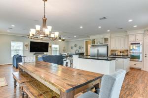Steps to Surfside Beach: Large Group Gulf Retreat