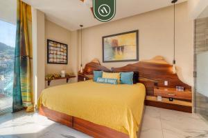 Amazing Condo with Rooftop Pool - Private Balcony