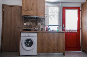 Aristomenis House Lentas