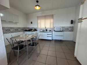 Casa Espaçosa no Centro com Linda Vista para o Mar