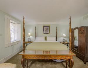 Deluxe Queen Room room in The Duff Green Mansion