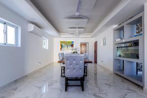 Luxurious Home with Pool!