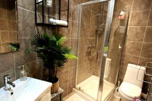 Cosy and Stylish Home with Balcony - Long Stays Welcome