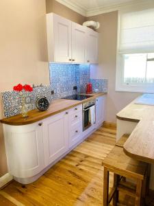 Cosy and Stylish Home with Balcony - Long Stays Welcome