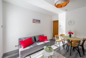 A50 Apartments Stoke - 3 Bedrooms - 3 Bathrooms incl 2 ensuites house