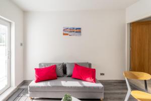 A50 Apartments Stoke - 3 Bedrooms - 3 Bathrooms incl 2 ensuites house