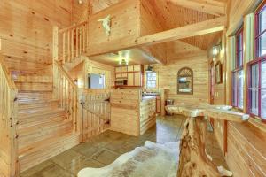5 Mi to Beaver Lake Family Cabin with Game Room