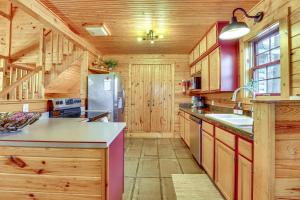 5 Mi to Beaver Lake Family Cabin with Game Room
