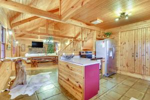 5 Mi to Beaver Lake Family Cabin with Game Room