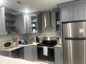 Cozy 2-3 Bedroom Apartment in Center City!