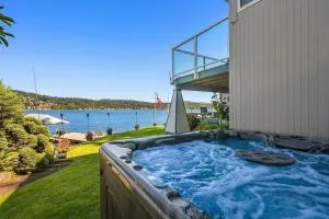 Lake Sammamish Luxurious Waterfront Home -With Hot Tub - Carnation