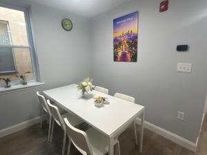 Cozy 2-3 Bedroom Apartment in Center City!
