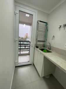 3 quadras do mar, com sacada!!