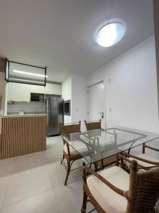 3 quadras do mar, com sacada!!