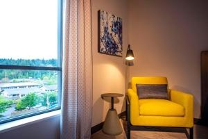 King Room with Tub - Mobility and Hearing Access room in Hilton Garden Inn Redmond Town Center Wa