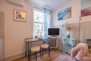 St Ives apartment less than 5 minutes walk to beach parking available